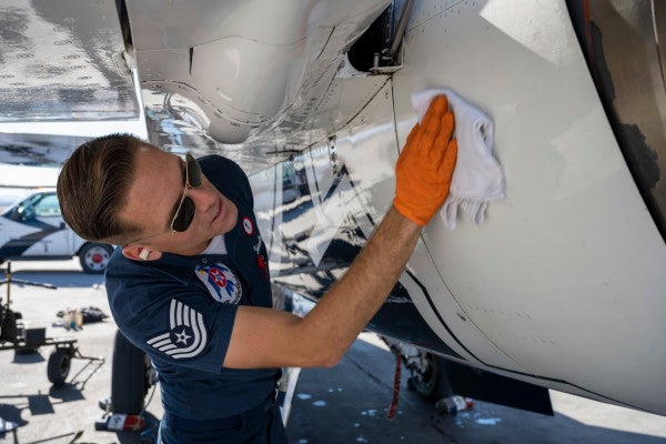 Here’s how much Windex it takes to make the Air Force Thunderbirds look so shiny