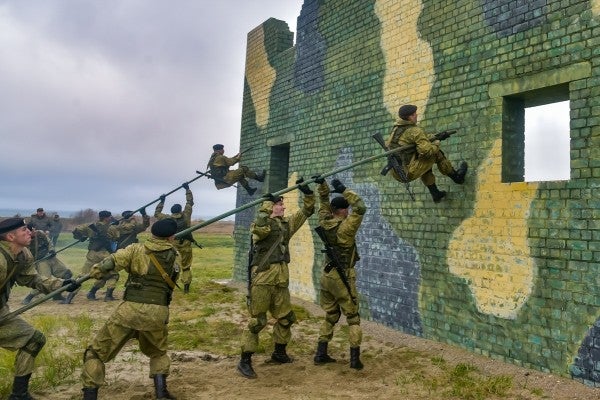 Check out these photos of Russian troops doing some real ninja sh*t