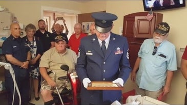 Hundreds of veterans gathered at a dying Florida vet's bedside to thank him for his service