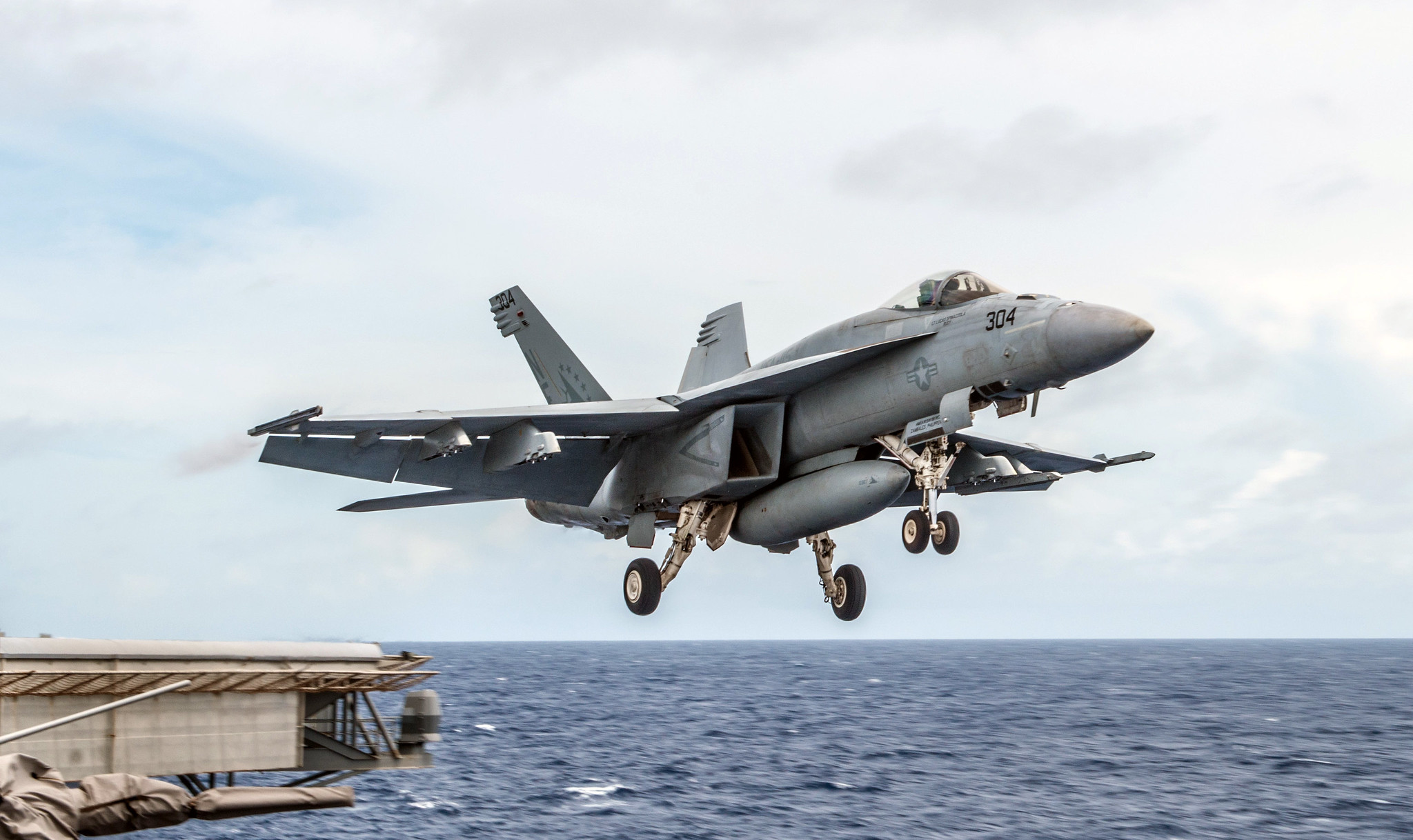Navy pilot ejects safely as F/A-18E Super Hornet crashes in California