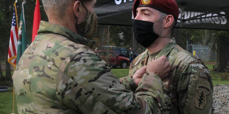 Army sergeant awarded Soldier’s Medal for saving a man from burning vehicle