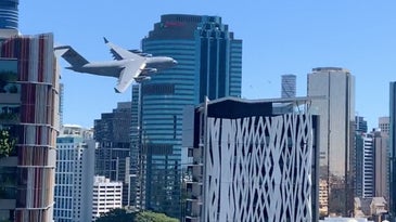 Watch an Australian C-17 weave between skyscrapers in ‘insane’ video
