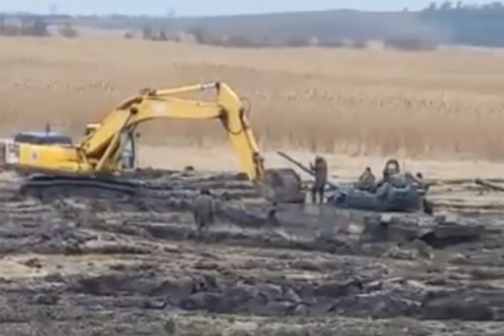 Watch Russian tanks get stuck in mud during training exercise near Ukraine border