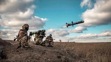 Ukrainian fighter calls US soldier for help fixing Javelin missile launcher