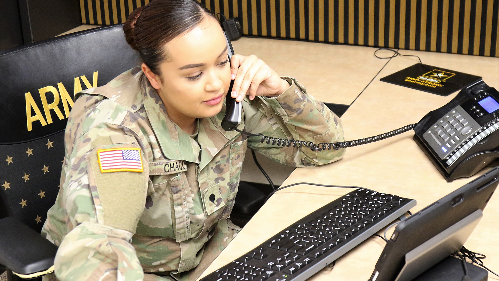 U.S. Army Reserve Spc. Alexis Chacon works as a hometown recruiter at the Zaragoza Recruiting Station, in El Paso, TX, June 11, 2018. (Maj. Brandon R. Mace / U.S. Army Reserve)