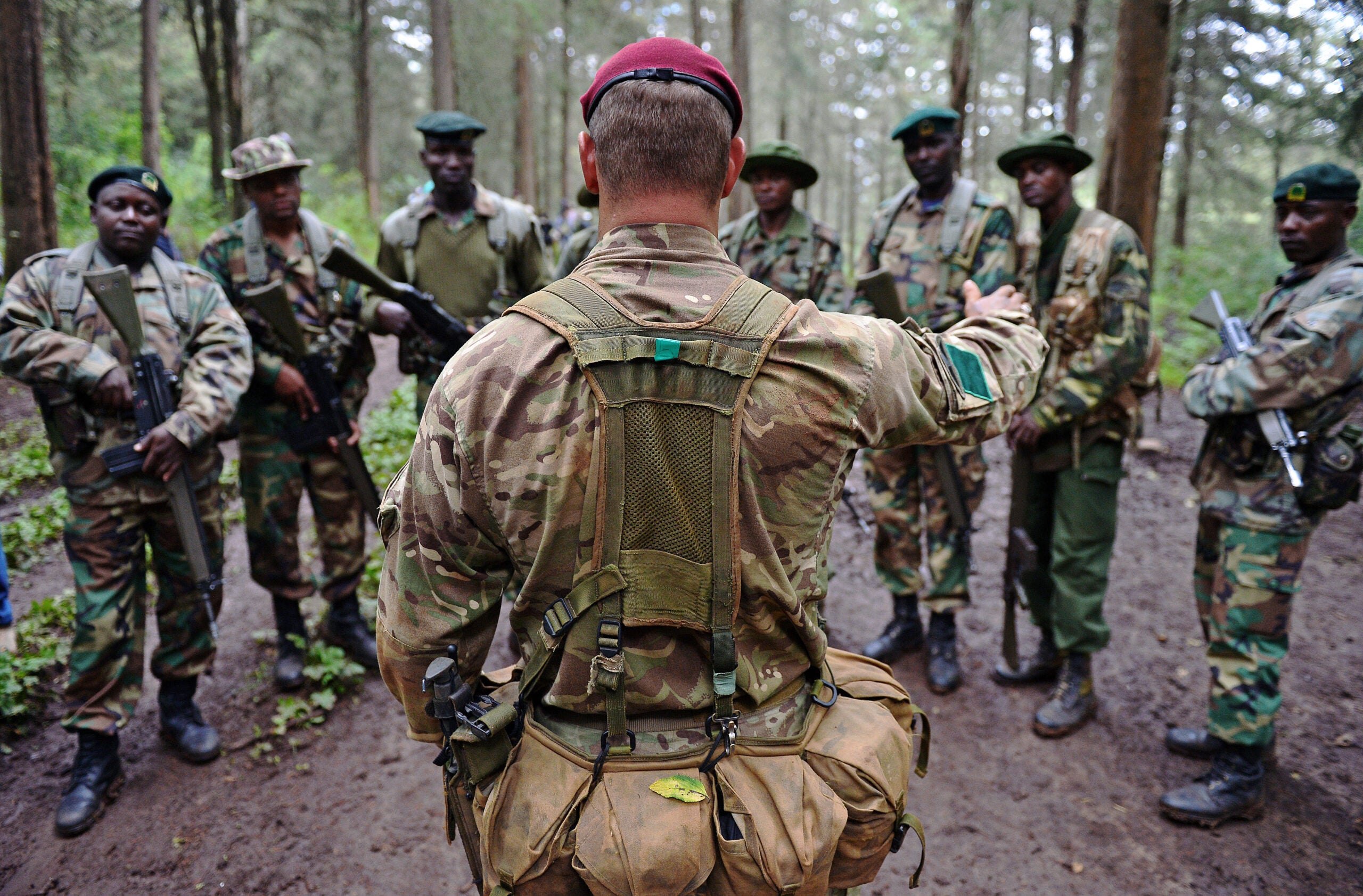 British Elite Paratrooper, 3rd battalion Parachute regiment (3rd Para), Corporal Andy Smith (C) instructs Kenya Wildlife and Forest Services rangers during an anti-poaching training exercise in Nanyuki on December 5, 2013. British paratroopers are helping to train Kenyan Wildlife and Forest service rangers in basic infantry skills near their base in Nanyuki.    AFP PHOTO / Carl de Souza        (Photo credit should read CARL DE SOUZA/AFP via Getty Images)