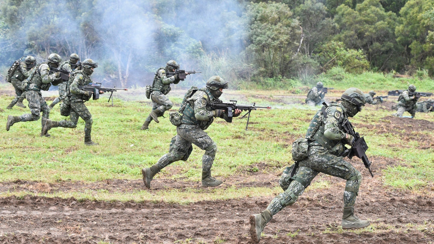 taiwan soldiers training to counter chinese invasion