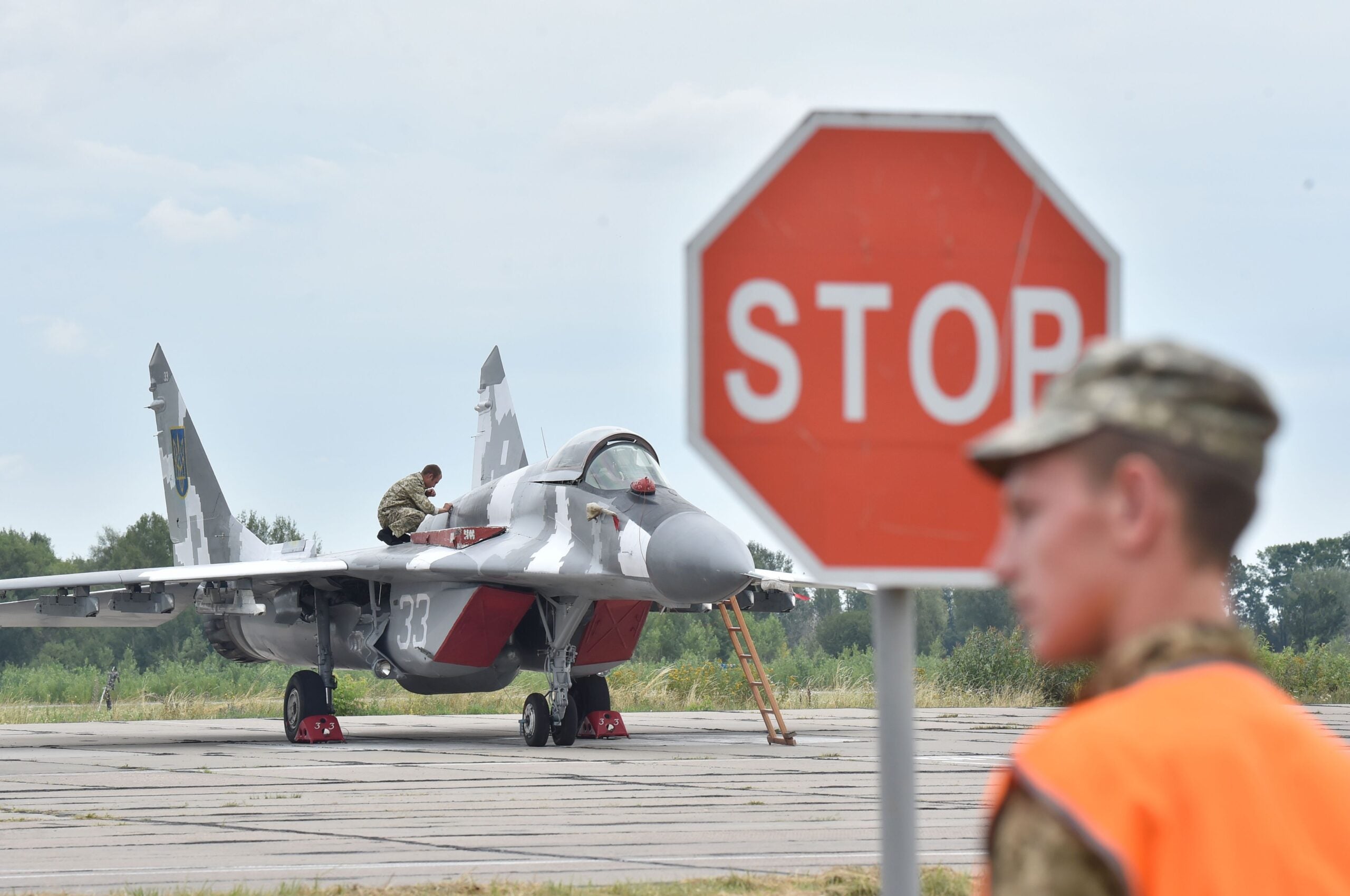 A technician prepares a Ukrainian MIG-29 fighter (NATO reporting name "Fulcrum") for its taking off prior to a practical flight during exercises at the Air Force military base in the small town of Vasylkiv, some 40km from Kiev on August 3, 2016.  / AFP / SERGEI SUPINSKY        (Photo credit should read SERGEI SUPINSKY/AFP via Getty Images)