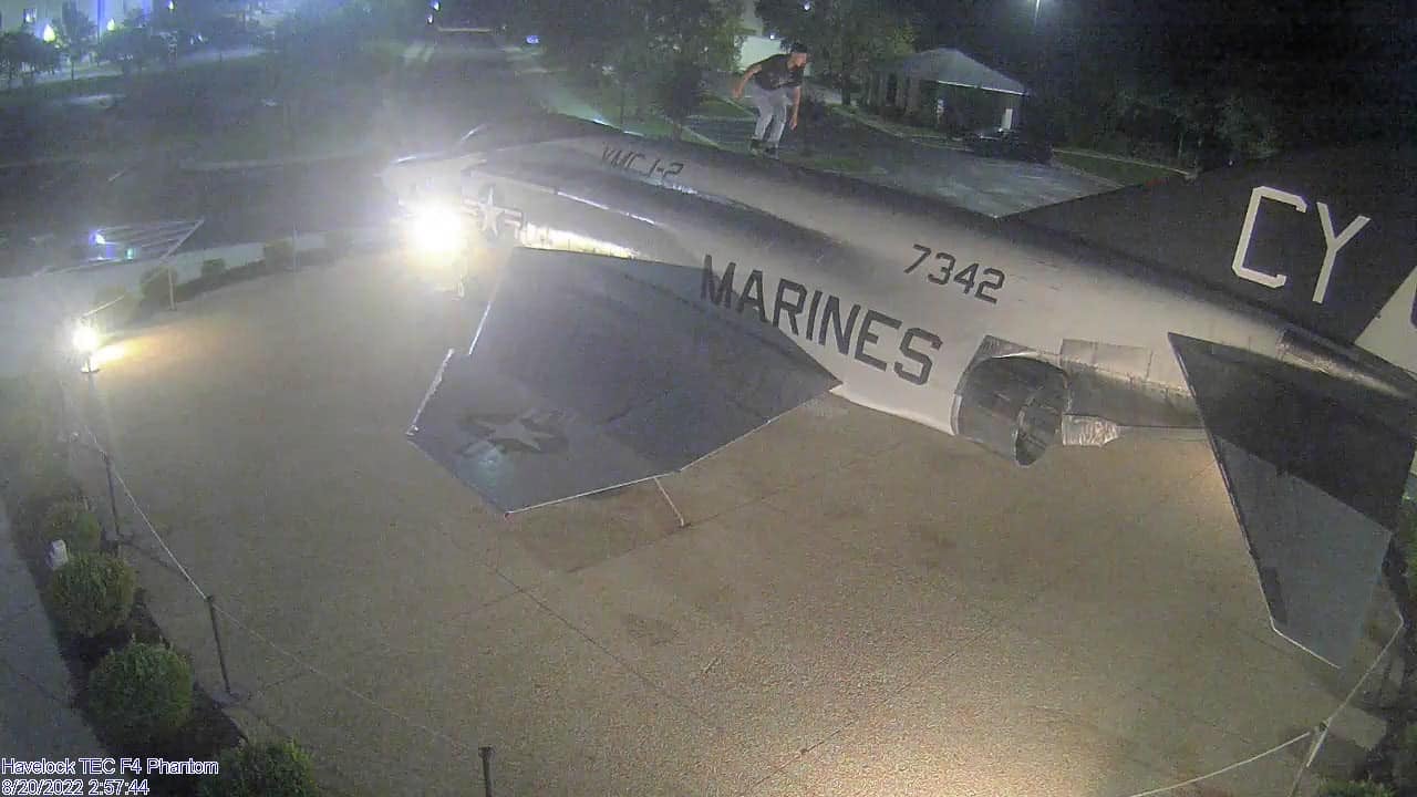 2 Marines skip out on Waffle House check, vandalize aircraft, get arrested