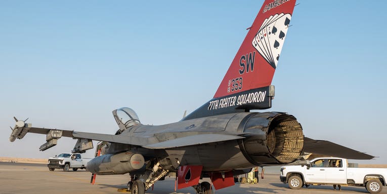 Why a US F-16 that deployed to Saudi Arabia has a hand of cards painted on its tail