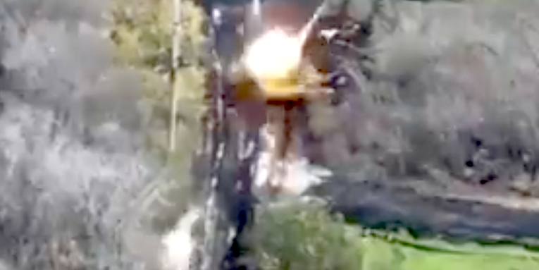 Watch a lone Ukrainian paratrooper single-handedly knock out a Russian tank