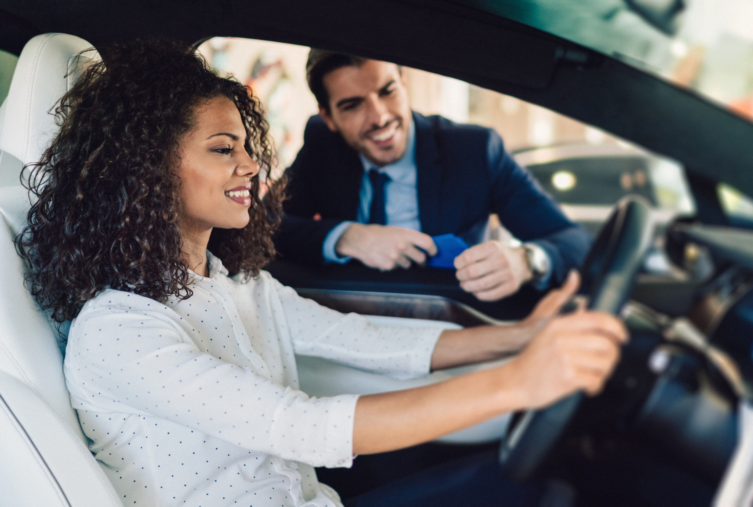 She bought a car. Владение автомобилем. Аромат нового автомобиля. Запах новой машины. Приятный запах нового автомобиля.