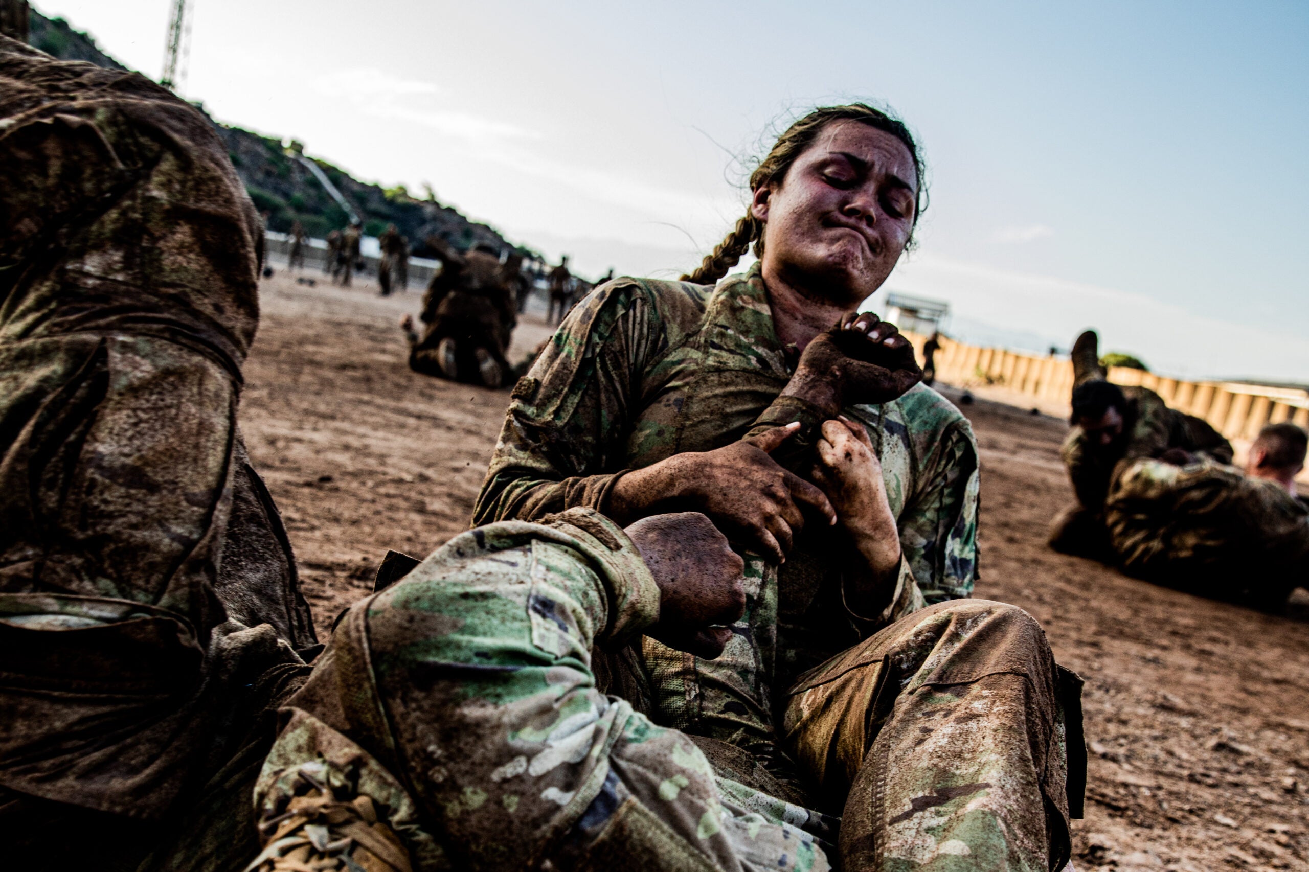 Des militaires reçoivent le « Scorpion » au cours de commando du désert français