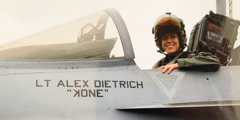 What it’s like inside a F/A-18 cockpit, according to a fighter pilot