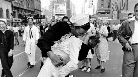 kiss vj day Veterans affairs