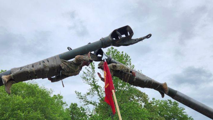 A soldier reenlisted while taped to a Howitzer cannon and that’s awesome