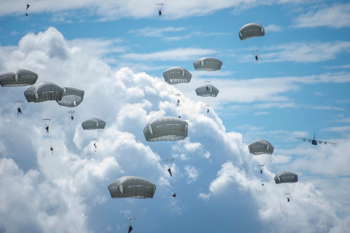 VIDEO: US Army paratrooper pulls reserve parachute at the last moment