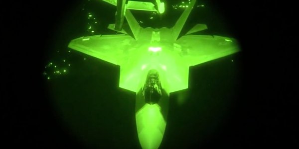 Watch F-22 Raptors Conduct Aerial Refuel During Anti-ISIS Mission ...