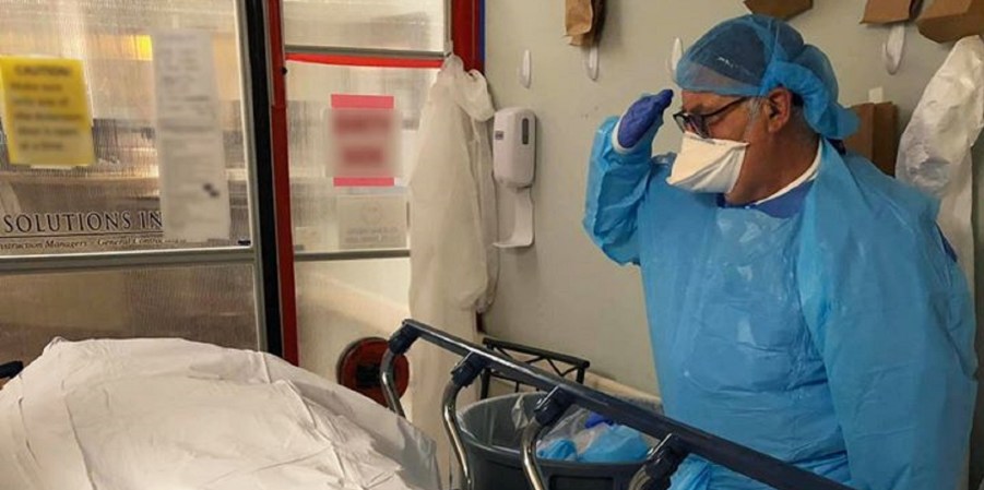 Touching photo shows nurse saluting a fellow veteran who died of COVID-19