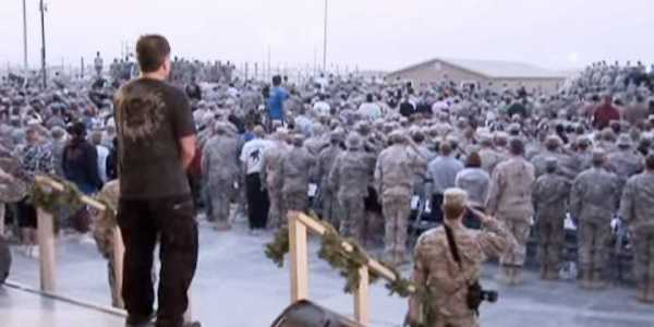 That time Robin Williams had the perfect response when troops in Kuwait interrupted his comedy show