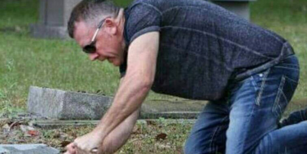 Meet ‘The Good Cemeterian’ Who Spends His Only Day Off Cleaning Vets’ Gravestones