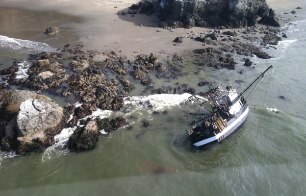 Coast Guardsman Conducts Amazing Rescue Of 4 Fishermen By Swimming Each Of Them To Shore