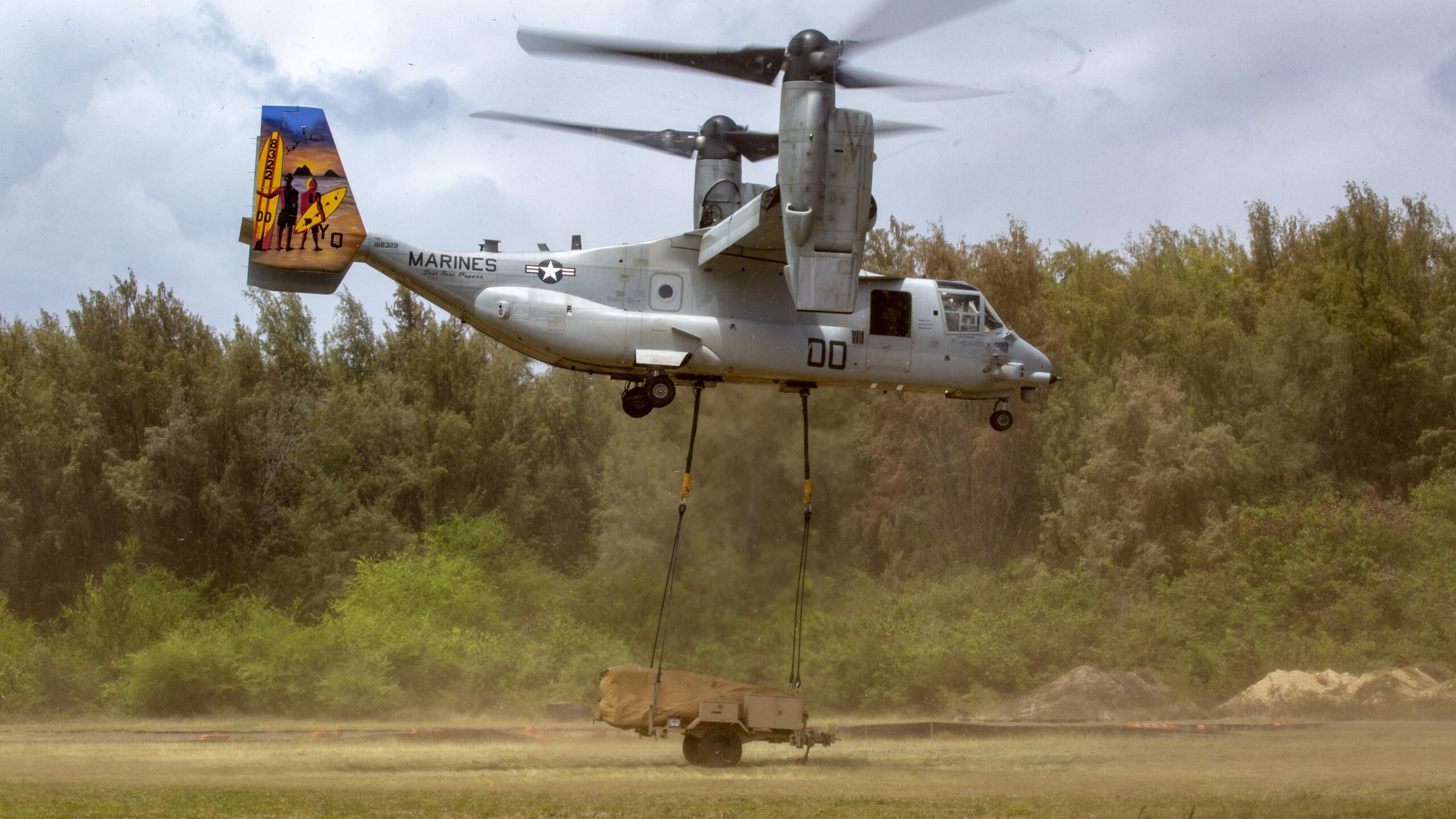 U.S. Marines with Marine Medium Tiltrotor Squadron 268 (VMM-268) hoist an RQ-21 Blackjack system belonging to Marine Unmanned Aerial Vehicle Squadron 3 (VMU-3) from Marine Corps Base Hawaii to Marine Corps Training Area Bellows for an aerial insertion exercise, Aug. 5, 2020.