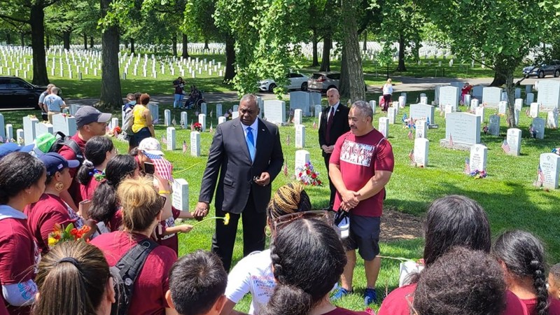 The story behind a viral video of Defense Secretary Lloyd Austin surprising a group laying wreaths at Arlington Cemetery