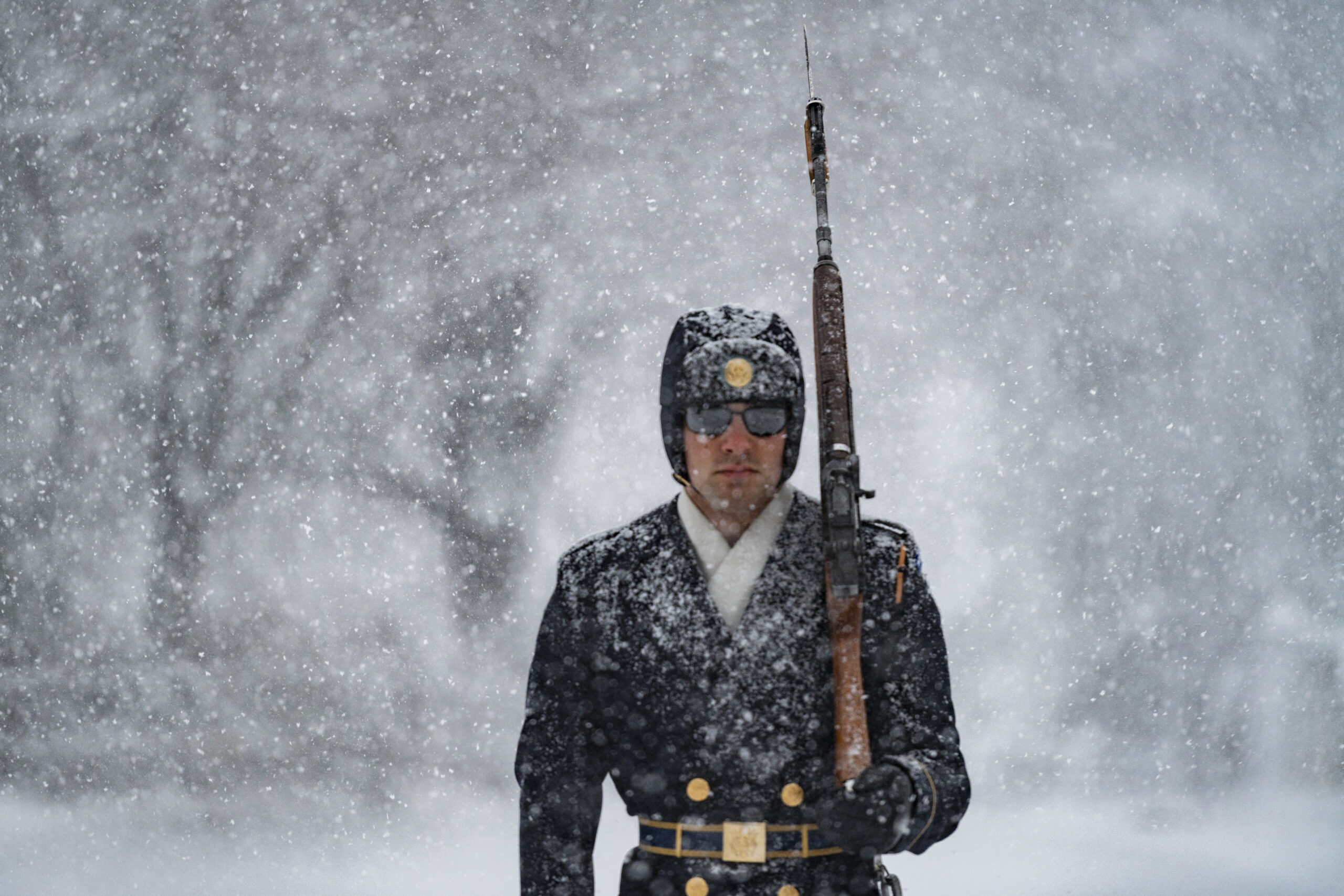 arlington tomb guards snow