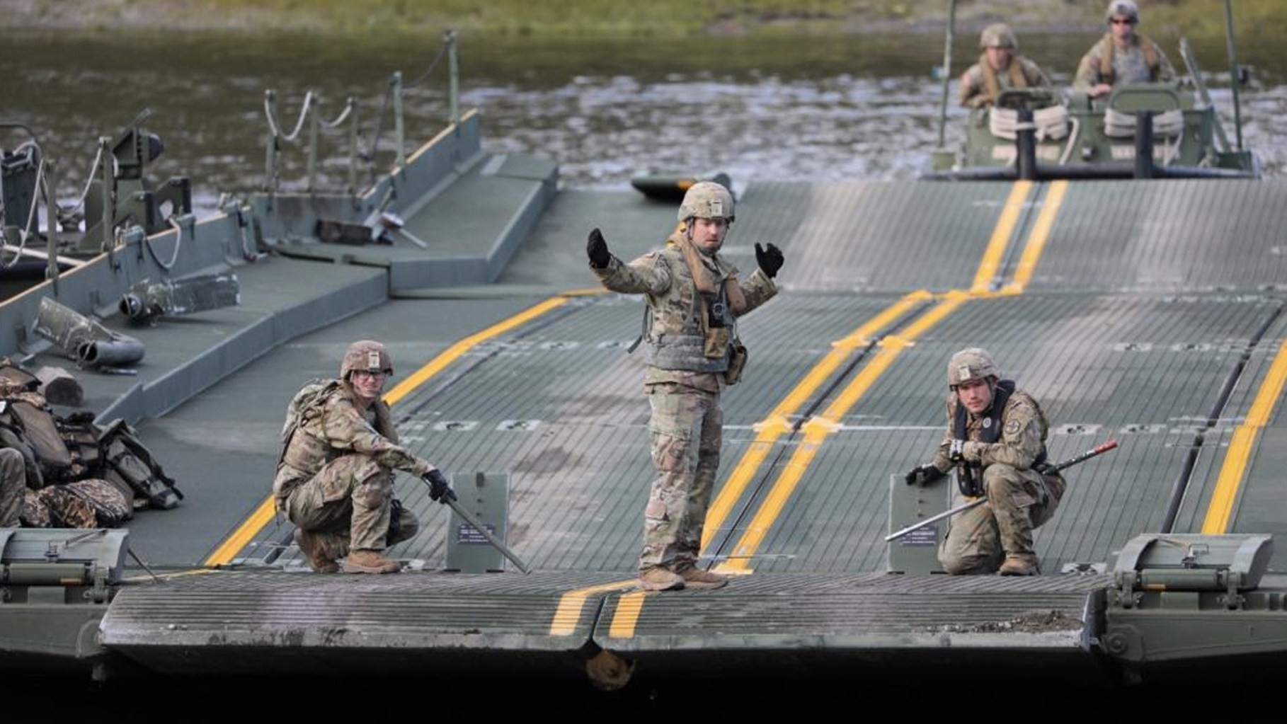 US soldiers show Russia how a competent army does a bridge crossing