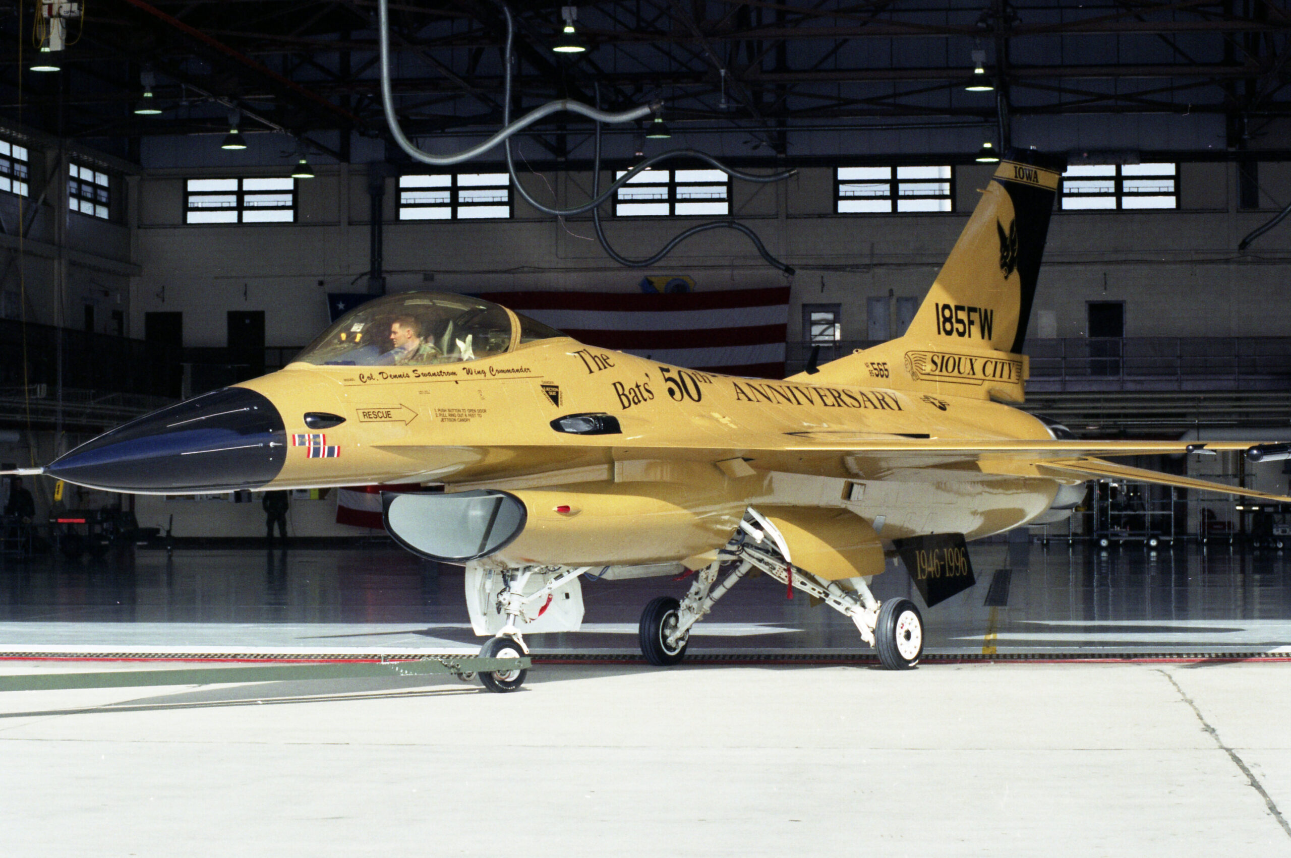 gold f-16