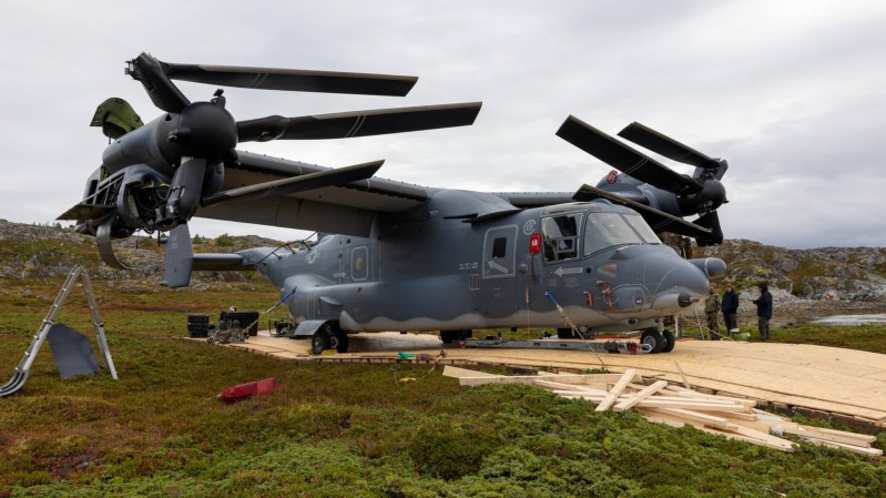 The Air Force has finally rescued a stranded Osprey aircraft from a remote Norwegian island