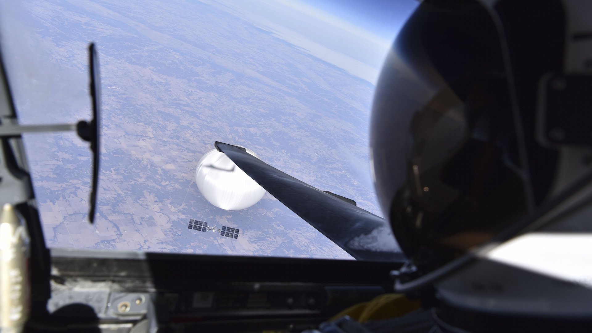 u-2 chinese spy balloon selfie