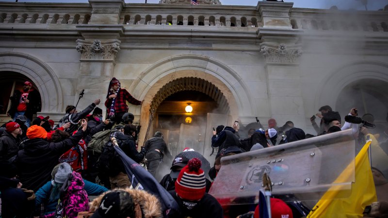 Pro-Trump groups fight with police at the U.S. Capitol on January 6, 2021. (photo by Brent Stirton/Getty Images)