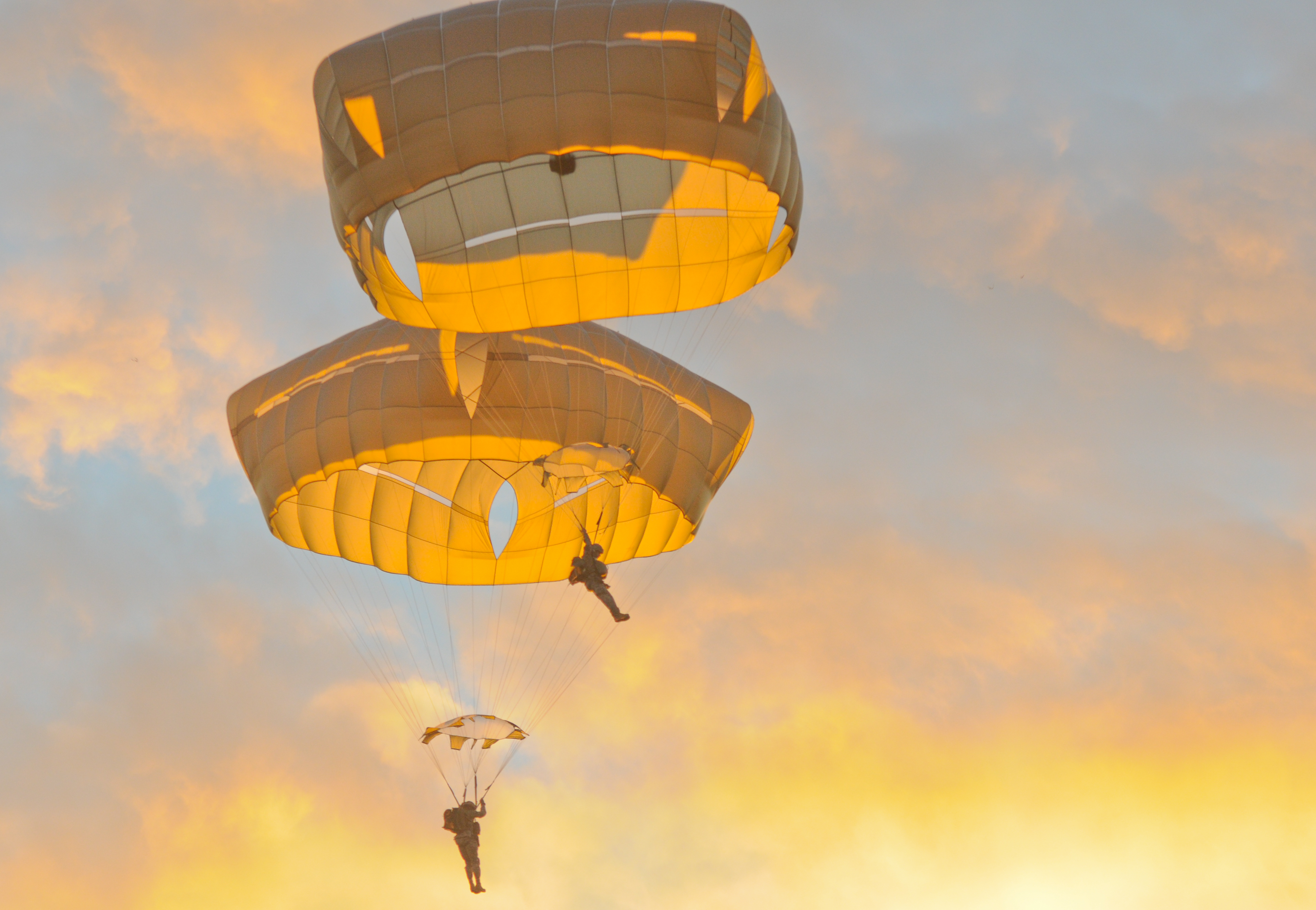 Paratroopers from the 4th Infantry Brigade Combat Team (Airborne), 25th Infantry Division, jump from a U.S. Air Force C-17 Globemaster over Malamute Drop Zone, the primary drop zone for Joint Base Elmendorf-Richardson, Alaska, Sept. 19, 2013. Senior leaders and riggers from the Spartan Brigade jumped from the aircraft to demonstrate a vote of confidence with the T-11 parachute as the brigade switches from the T-10. (Photo by U.S. Army Sgt. 1st Class Jason Epperson, Released)