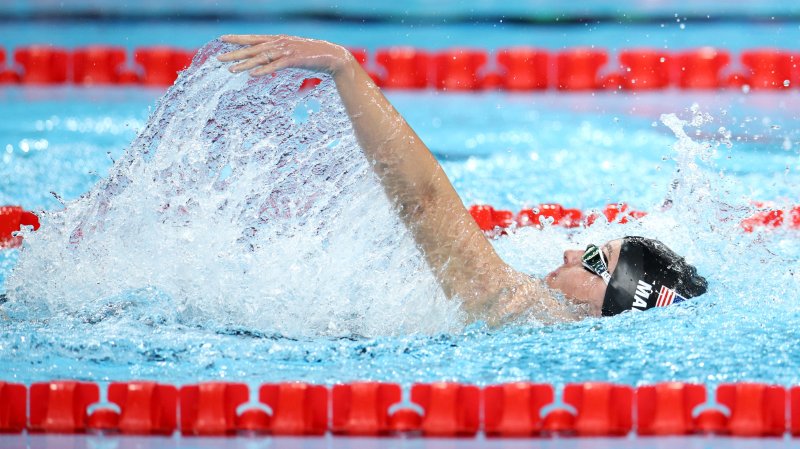 U.S. Army Sgt. 1st Class Elizabeth Marks competes in the Para Swimming Women's 100m Backstroke race on Sept. 7 2024 in Paris. One arm is mid-stroke, kicking up water from the pool. (Getty Images photo by Adam Pretty)