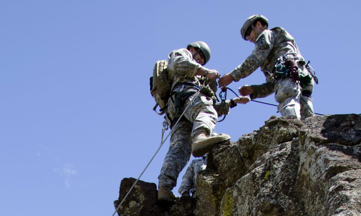 Special Forces brought in to reach Navy jet crash on Mount Rainier