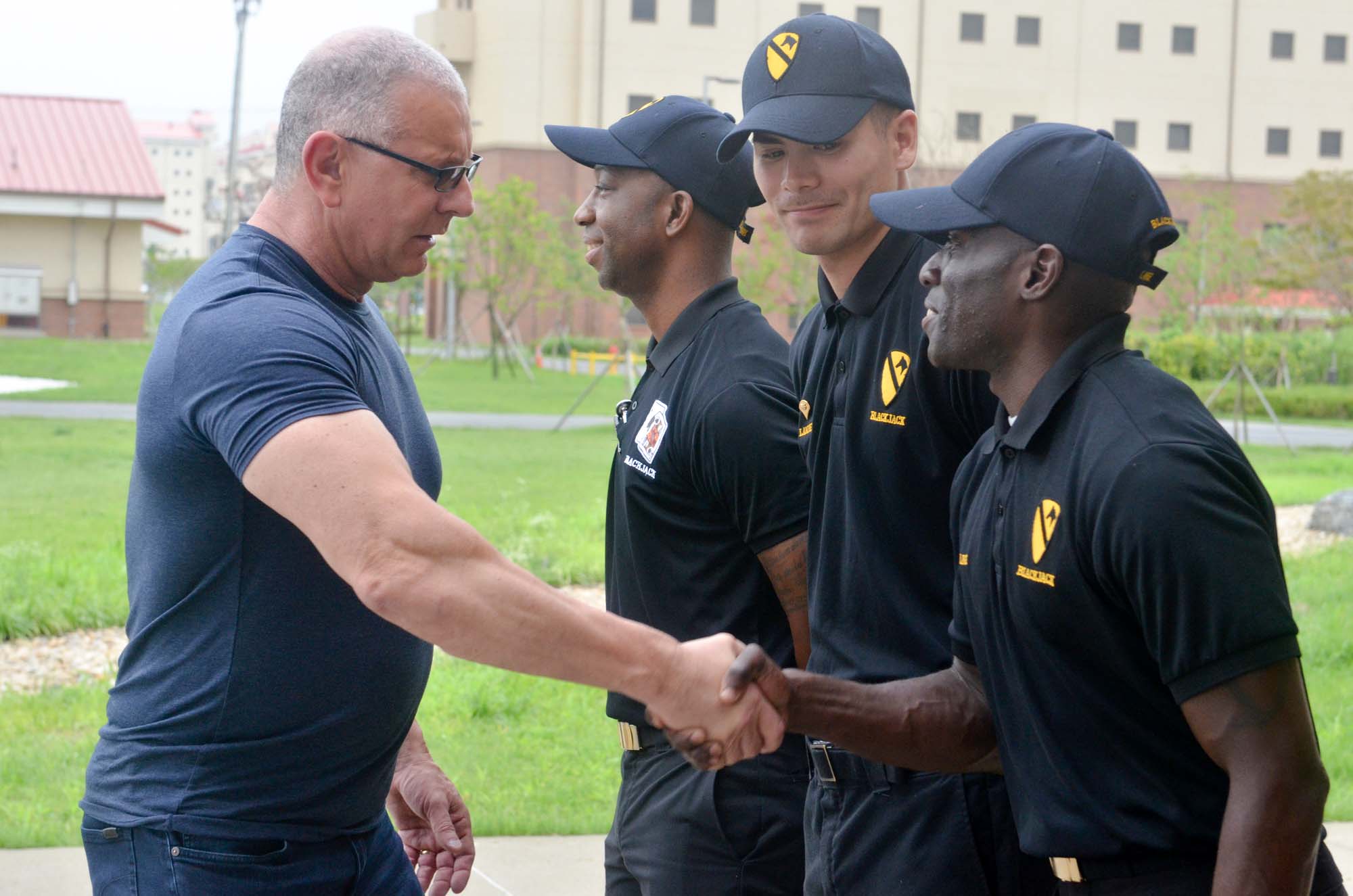 Chef Robert Irvine meeting Army culinary specialists at Camp Humphreys.