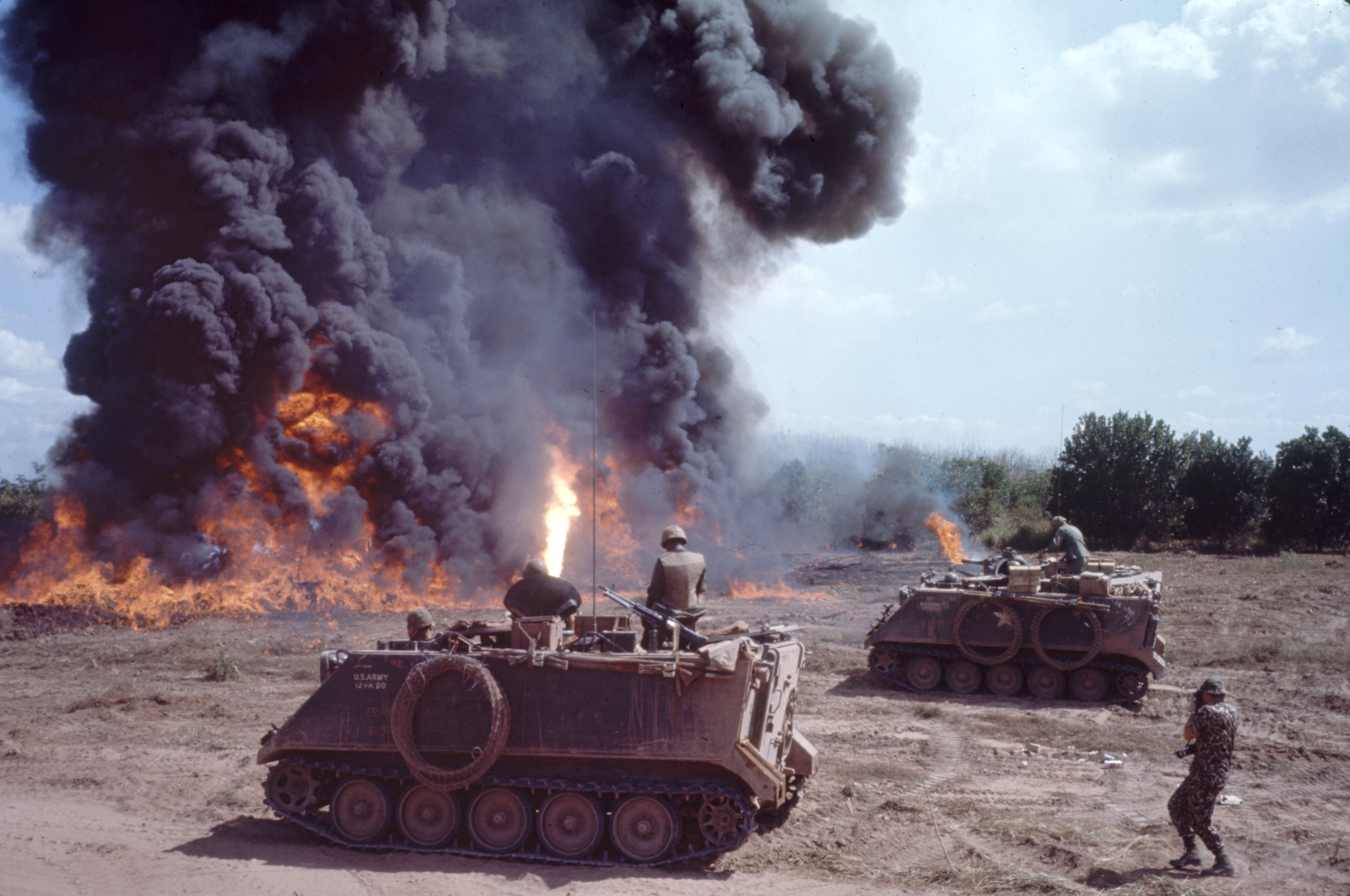 Soldats du 1er escadron 4e cavalerie en train de brûler la zone du Triangle de Fer, Vietnam, janvier 1967.