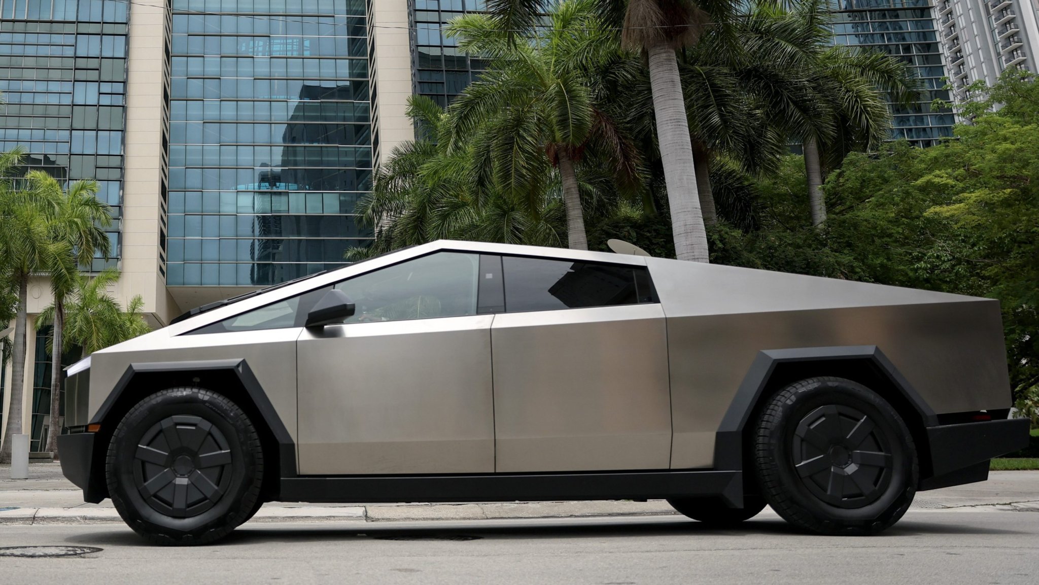 MIAMI, FLORIDA - JULY 14: A Tesla Cybertruck passes the Wilkie D. Ferguson Jr. U.S. Courthouse as jury selection began in connection with allegations regarding the safety of Tesla’s autopilot system on July 14, 2025 in Miami, Florida. The federal case follows a fatal crash in 2019 of a Tesla on autopilot that crashed into a parked car in Key Largo, Florida. The collision led to the death of 22-year-old Naibel Benavides Leon and the serious injury of her boyfriend, Dillon Angulo. (Photo by Joe Raedle/Getty Images)