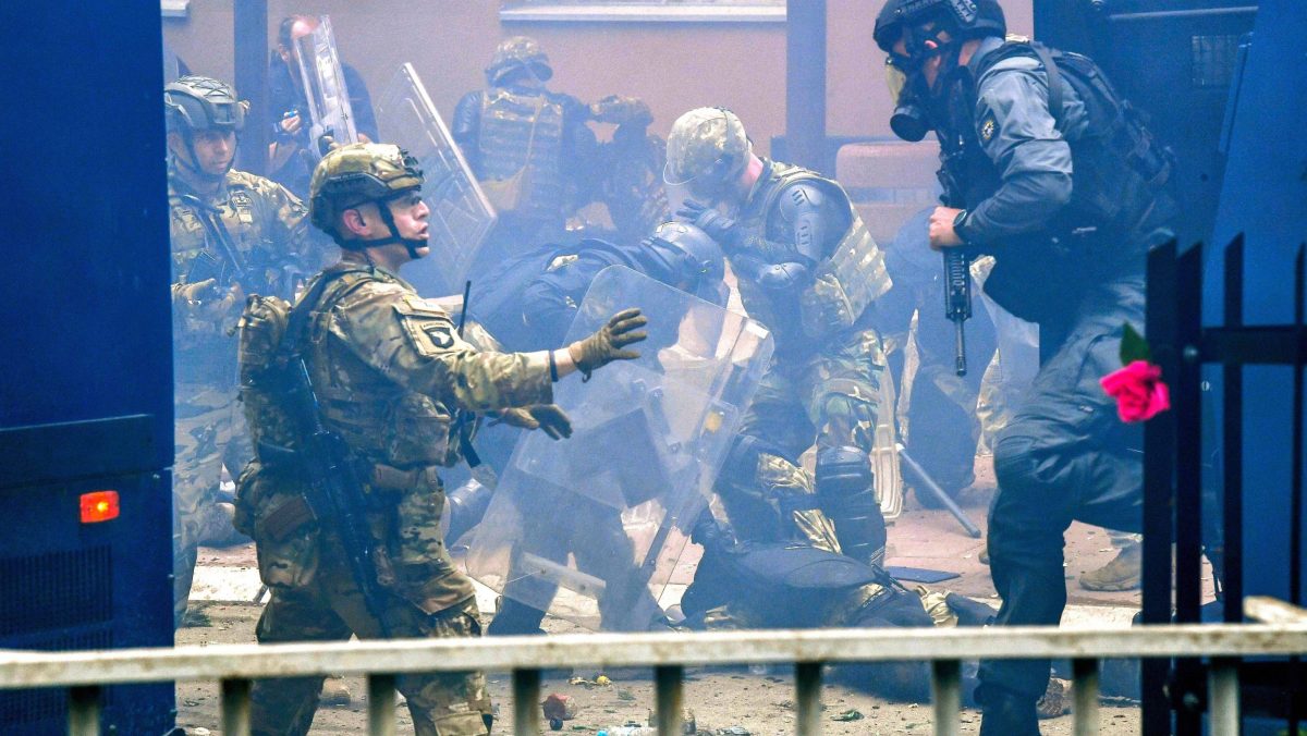 Eight US soldiers rescued stranded police in a major Kosovo riot