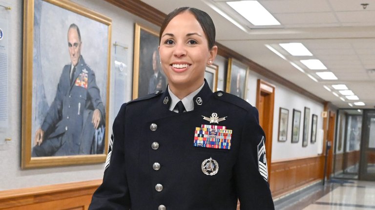 U.S. Space Force Senior Master Sgt. Brandi Gonzalez walks the Hap Arnold hallway while wearing the branch’s Service Dress Uniform at the Pentagon, Arlington, Va., Aug. 22, 2025. (U.S. Air Force photo by Chad Trujillo)