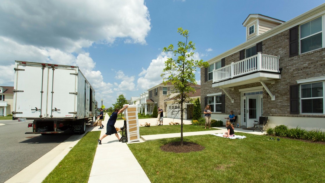 Families move into a private military housing home.