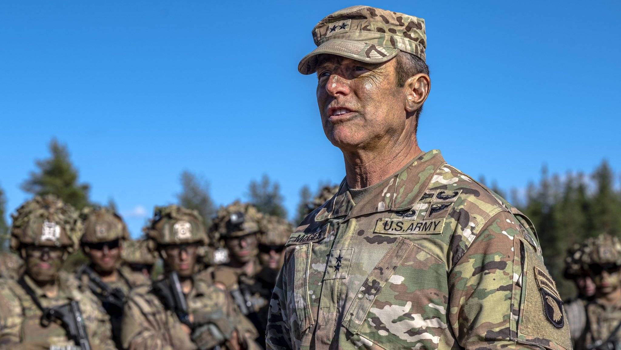 U.S Army Maj. Gen. JP McGee, commanding general, 101st Airborne Division (Air Assault), addresses U.S. Soldiers assigned to 1st Battalion, 26th Infantry Regiment, 2nd Brigade Combat Team, 101st Airborne Division (Air Assault) and Finnish army soldiers with the Jaeger Brigade following a combined arms live fire exercise between U.S. and Finnish forces, Rovaniemi, Finland, Aug. 11, 2022. (U.S. Army photo by Capt. Tobias Cukale)