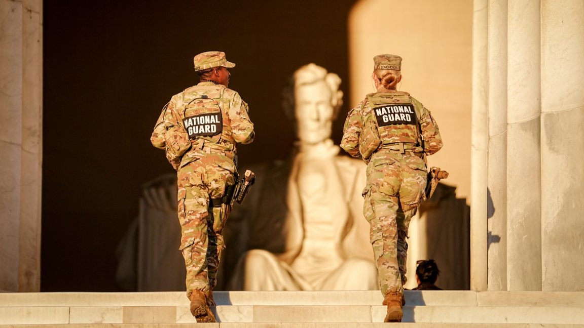 16 October 2025, USA, Washington Dc: US National Guard soldiers walk up the steps to the Lincoln Memorial in the early morning. Photo: Kay Nietfeld/dpa (Photo by Kay Nietfeld/picture alliance via Getty Images)