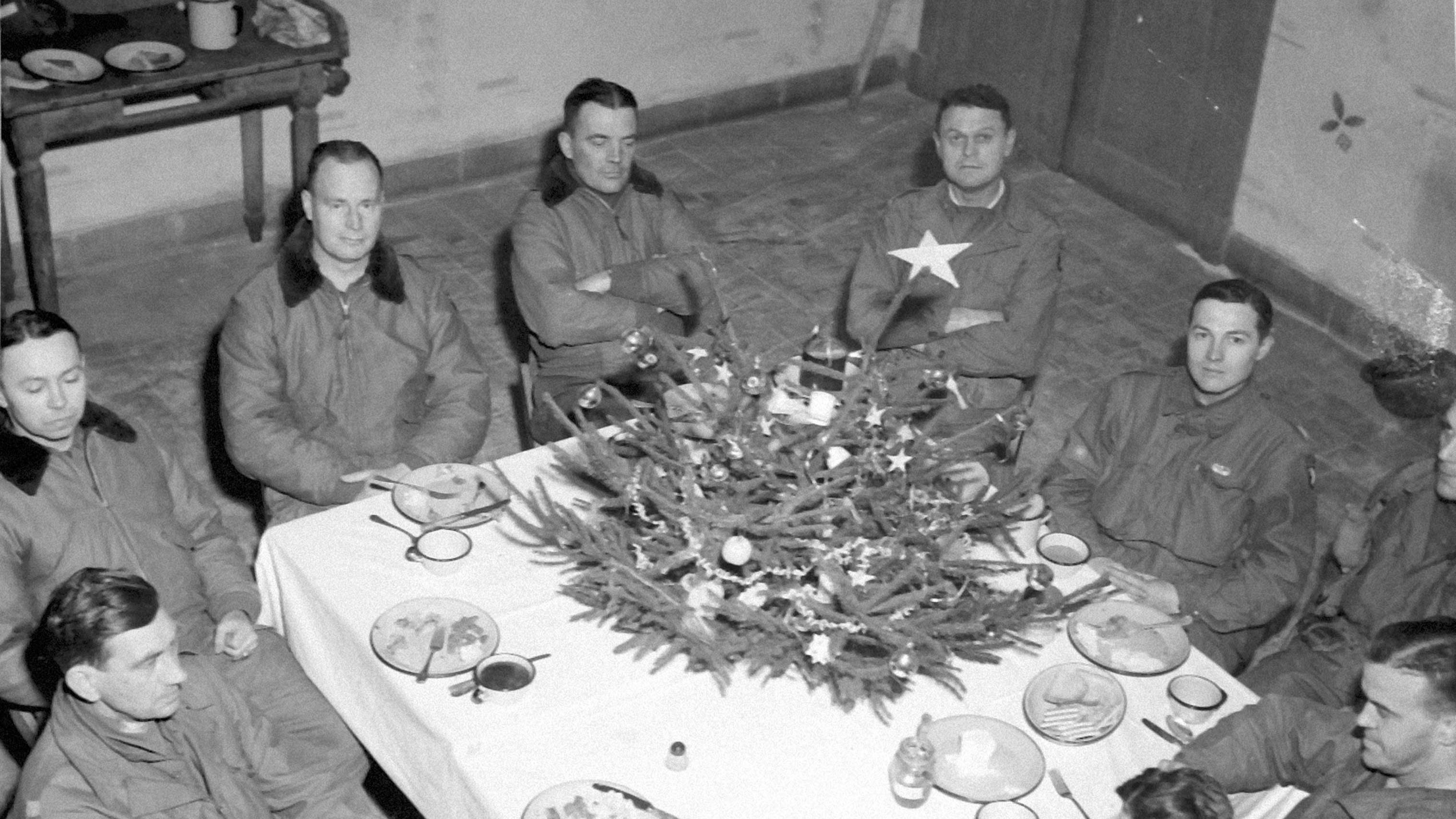 Members of the 101 US Airborne Div, command at Christmas Dinner while in Bastogne and under siege, Brig, General Anthony C, Mc Auliffe (Fourth from left)was commanding during the siege (December25, 1944). (Photo by Photo12/UIG/Getty Images)