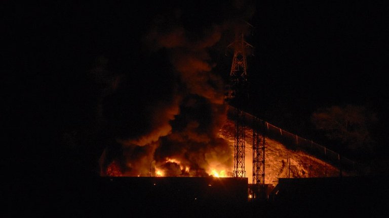 TOPSHOT - Picture of fire at Fuerte Tiuna, Venezuela's largest military complex, after a series of explosions in Caracas on January 3, 2026. Loud explosions, accompanied by sounds resembling aircraft flyovers, were heard in Caracas around 2:00 am (0600 GMT) on January 3, an AFP journalist reported. The explosions come as US President Donald Trump, who has deployed a navy task force to the Caribbean, raised the possibility of ground strikes against Venezuela. (Photo by Luis JAIMES / AFP via Getty Images)