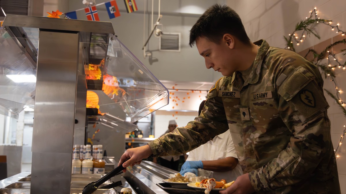 「毎日ウーバーイーツを利用している」――軍の食堂はしばしば閉まっていると兵士が語る