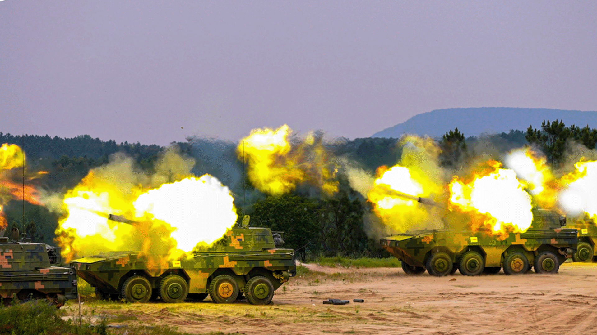 Véhicules amphibies chinois lors d’exercices de tir réel