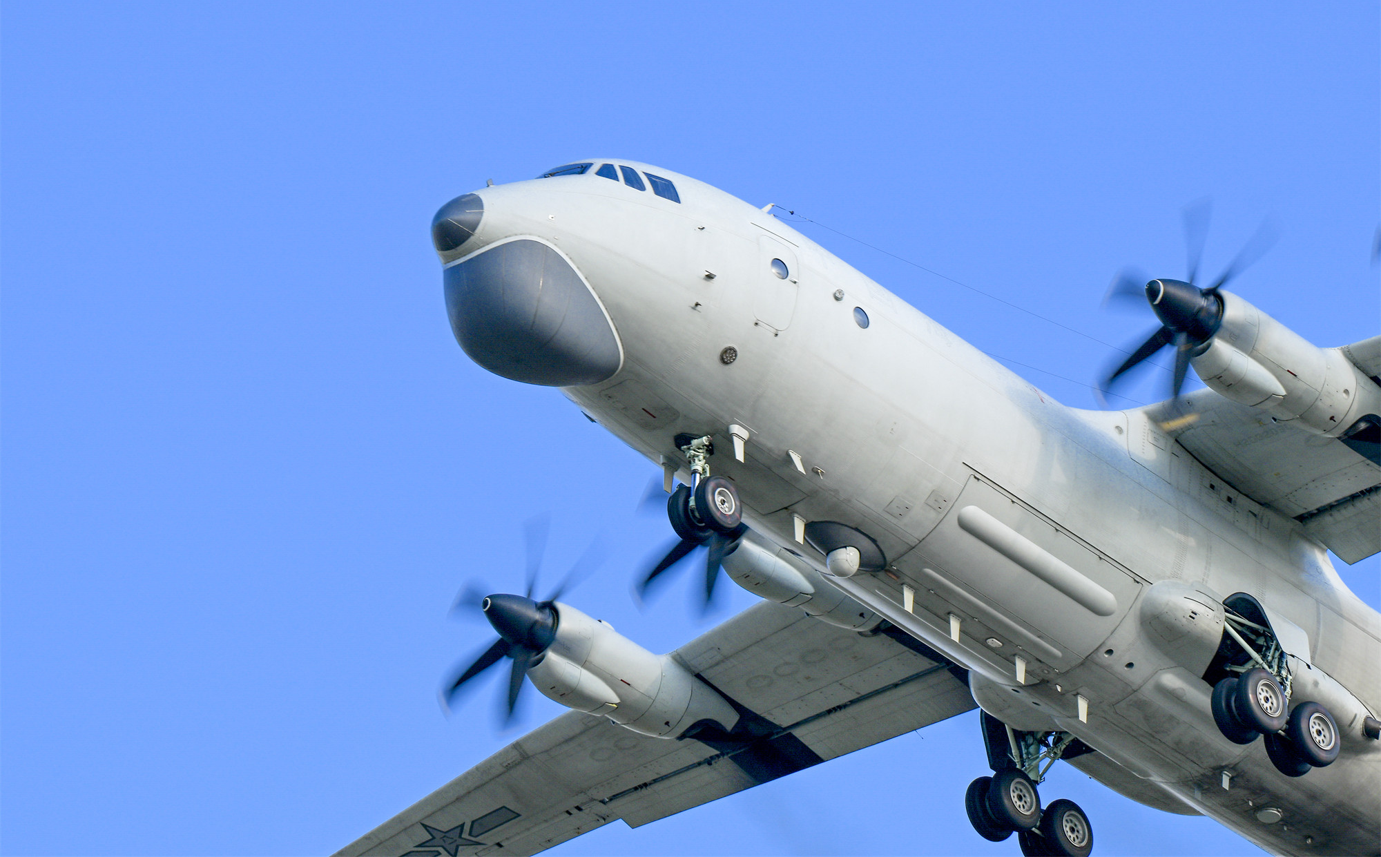 Avion chinois Y-8 de patrouille anti-sous-marine lors d’un vol d’entraînement